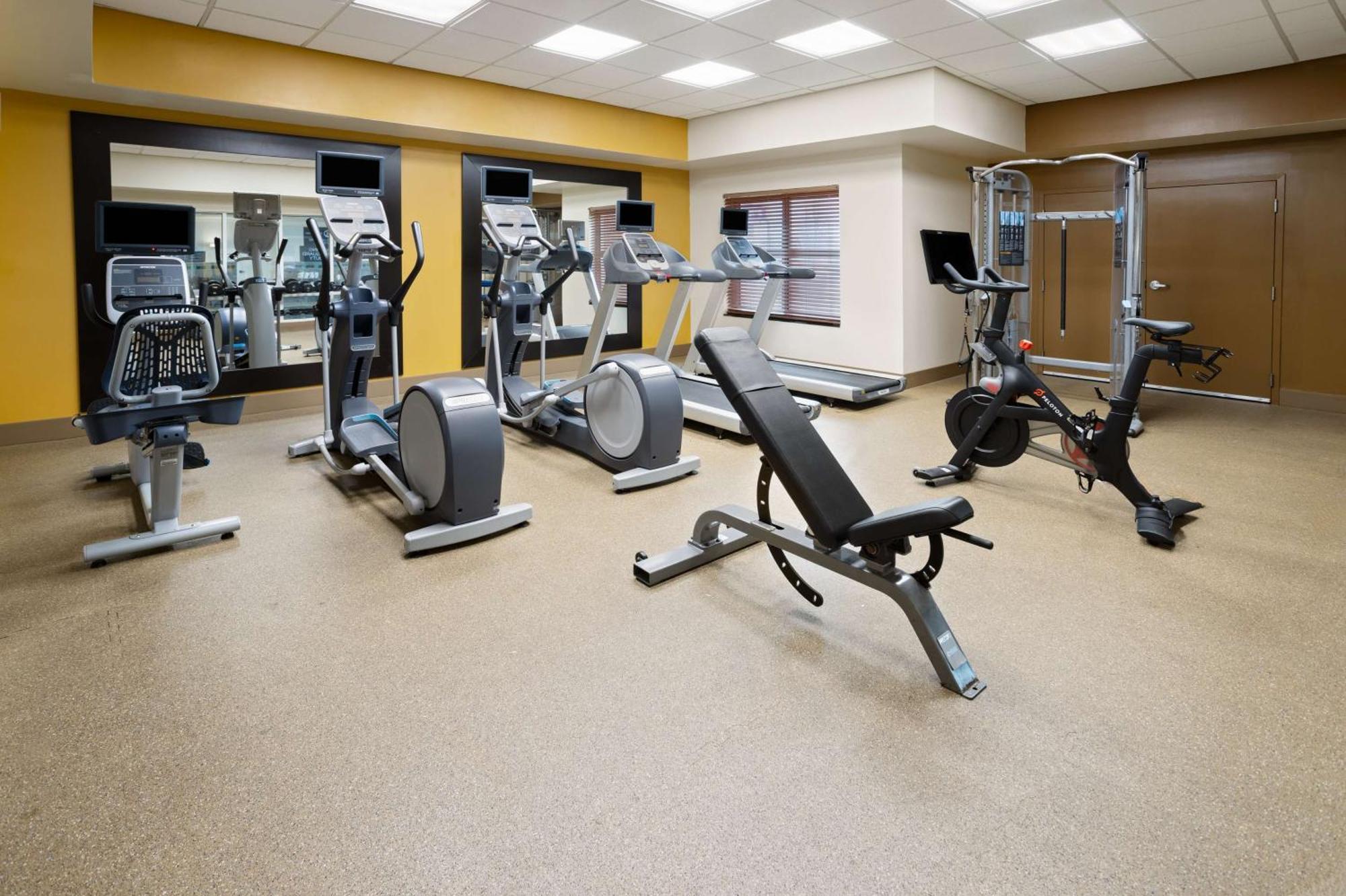 Hilton Garden Inn Милфорд Екстериор снимка